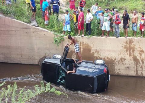 Motorista  perde a direção, capota carro e cai em  esgoto na Compensa